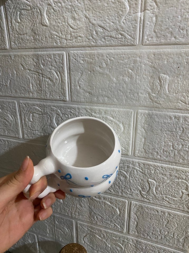 Mavi Fiyonk Desenli Beyaz Seramik Kupa - Görsel 2