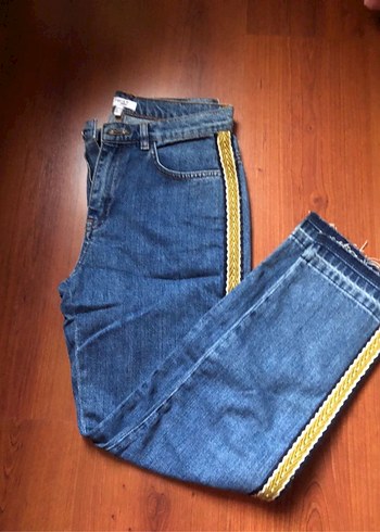 Twist Nakışlı ve Kemerli Mavi Kot Pantolon