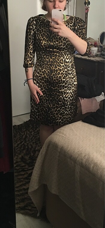 Leopae detaylı gece elbisesi