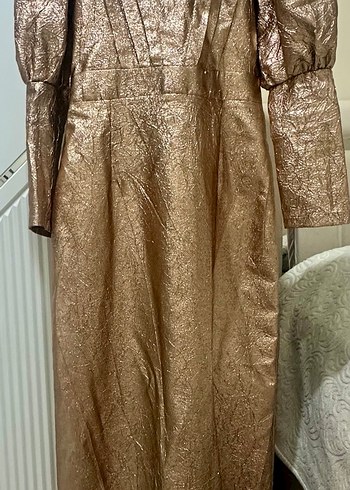 Uzun Kollu Drapeli Altın Abiye Elbise - Görsel 2