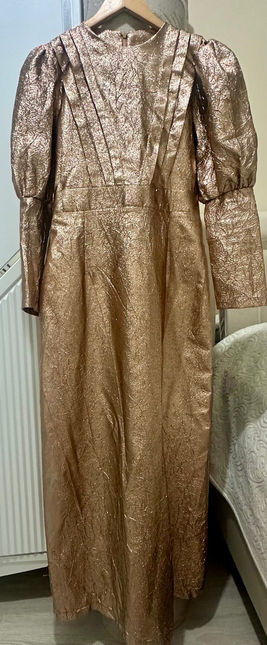 Uzun Kollu Drapeli Altın Abiye Elbise - Görsel 2