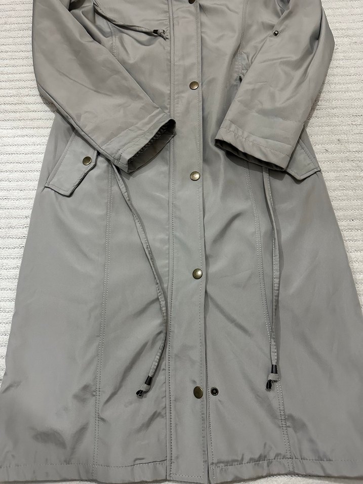 Düğmeli Uzun Gri Kadın Yağmurluk - Görsel 3