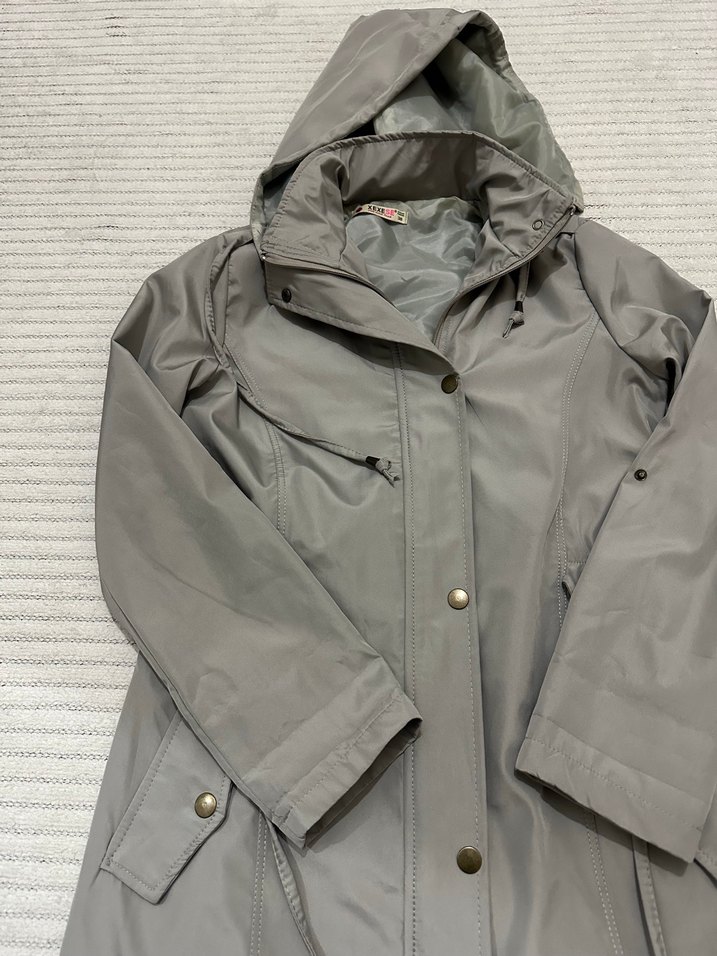 Düğmeli Uzun Gri Kadın Yağmurluk - Görsel 4