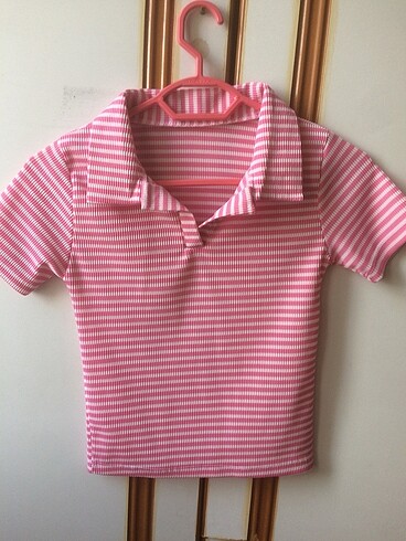 Pembe çizgili tişört