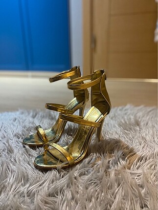 Gold 3 bantlı topuklu ayakkabı
