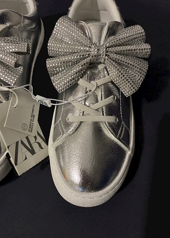 Orjinal Zara parlak gri taşlı Fiyonklu spor ayakkabı - Görsel 2