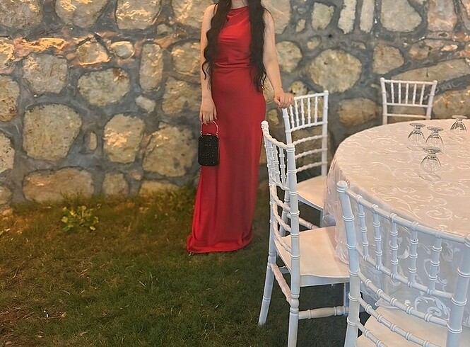 Kırmızı saten elbise