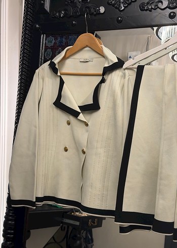 Düğmeli Beyaz Siyah Detaylı Kadın Takım - Görsel 4