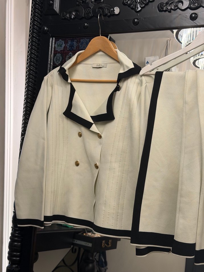 Düğmeli Beyaz Siyah Detaylı Kadın Takım - Görsel 4