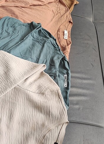 s Beden çeşitli Renk 2 Adet MANGO Bluz + 2 Adet ZARA Bluz toplam 65 TL!!!