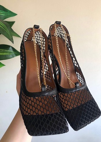 Zincir Detaylı Siyah Fileli Stiletto