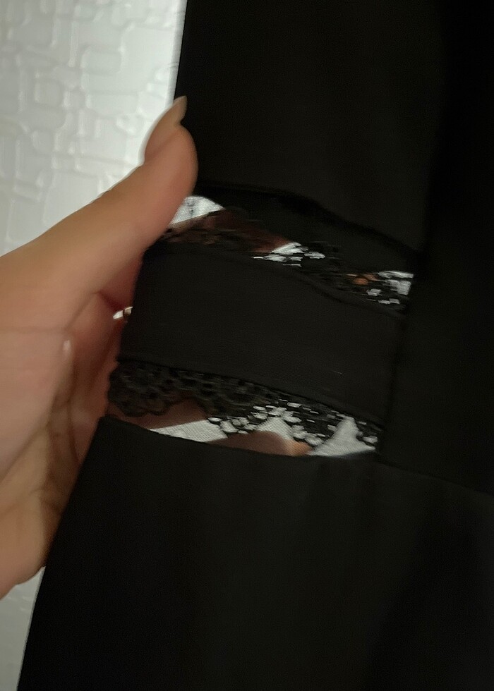 YANLARI DANTELLİ SİYAH GECE ELBİSESİ - Görsel 2