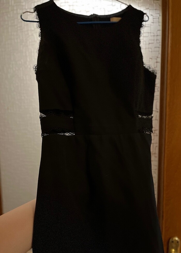 YANLARI DANTELLİ SİYAH GECE ELBİSESİ - Görsel 3