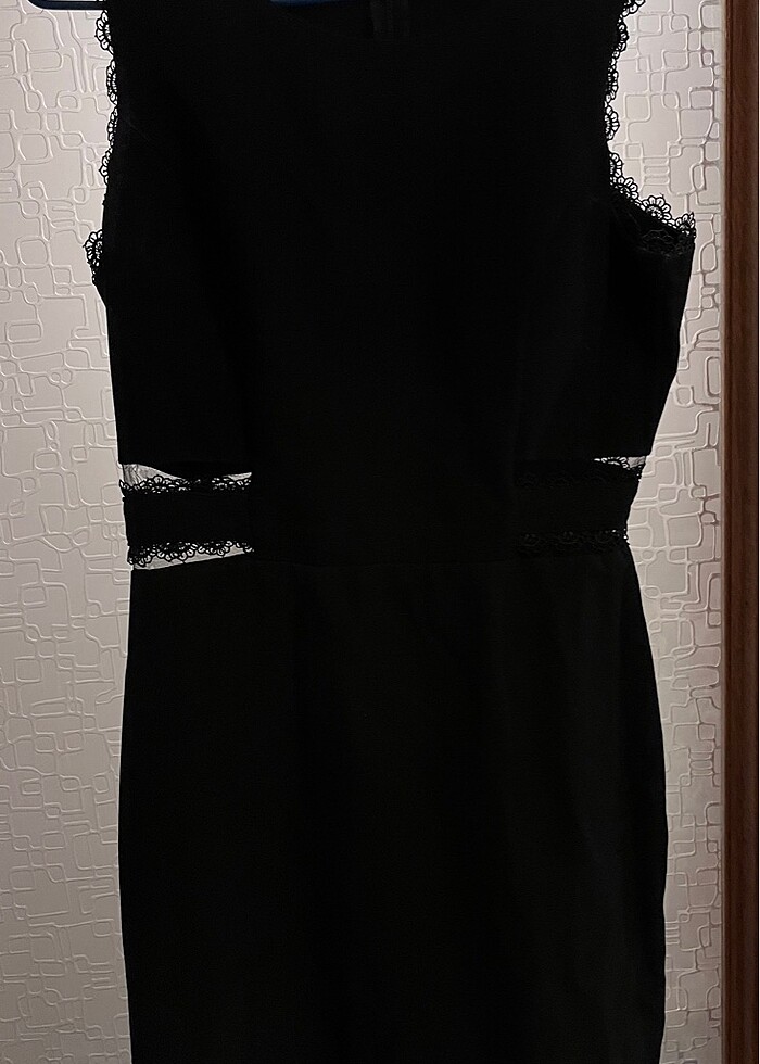 YANLARI DANTELLİ SİYAH GECE ELBİSESİ - Görsel 4