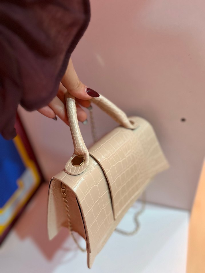 Bej Deri Yılan Desenli Zincir Detaylı Çanta - Görsel 4