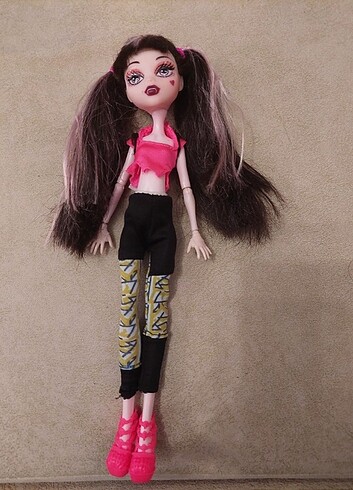 Monster high draculaura tertemiz orijinal değildir 
