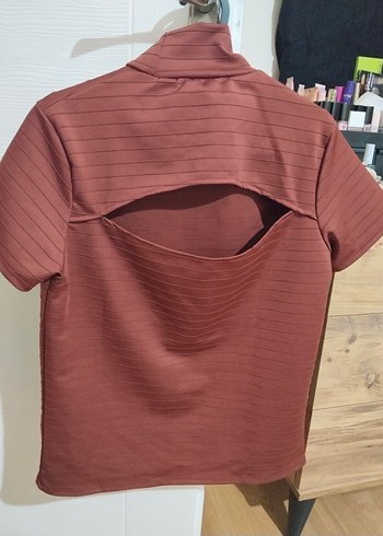 Kısa Kollu sırt pencere detaylı bluz - Görsel 3