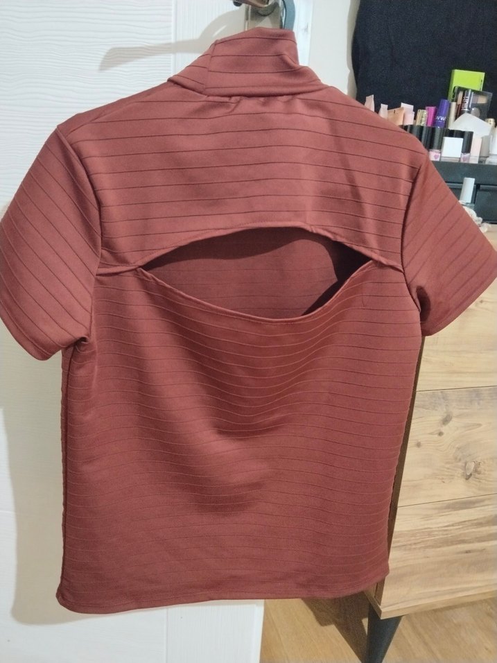 Kısa Kollu sırt pencere detaylı bluz - Görsel 3