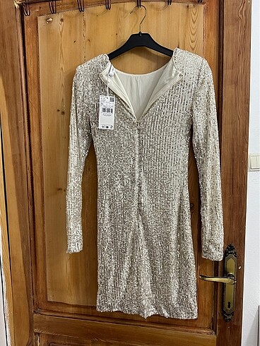 Omuzları vatkalı payetli elbise - Görsel 7