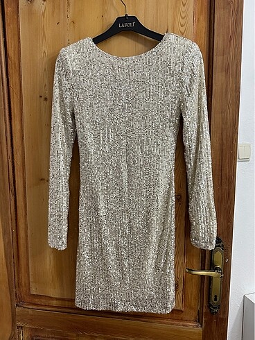 Omuzları vatkalı payetli elbise - Görsel 8