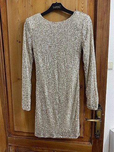 Omuzları vatkalı payetli elbise - Görsel 9