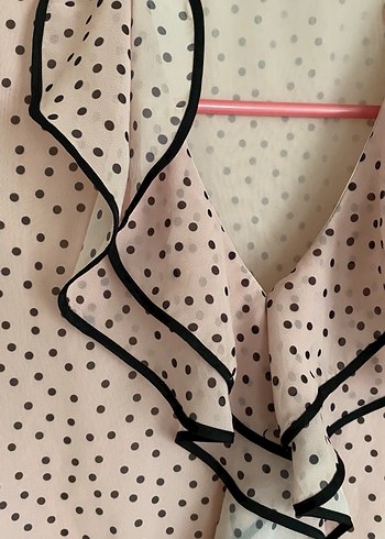 Puantiyeli Pembe V Yaka Fırfırlı Kadın Bluz - Görsel 3