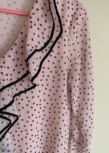 Puantiyeli Pembe V Yaka Fırfırlı Kadın Bluz - Görsel 2