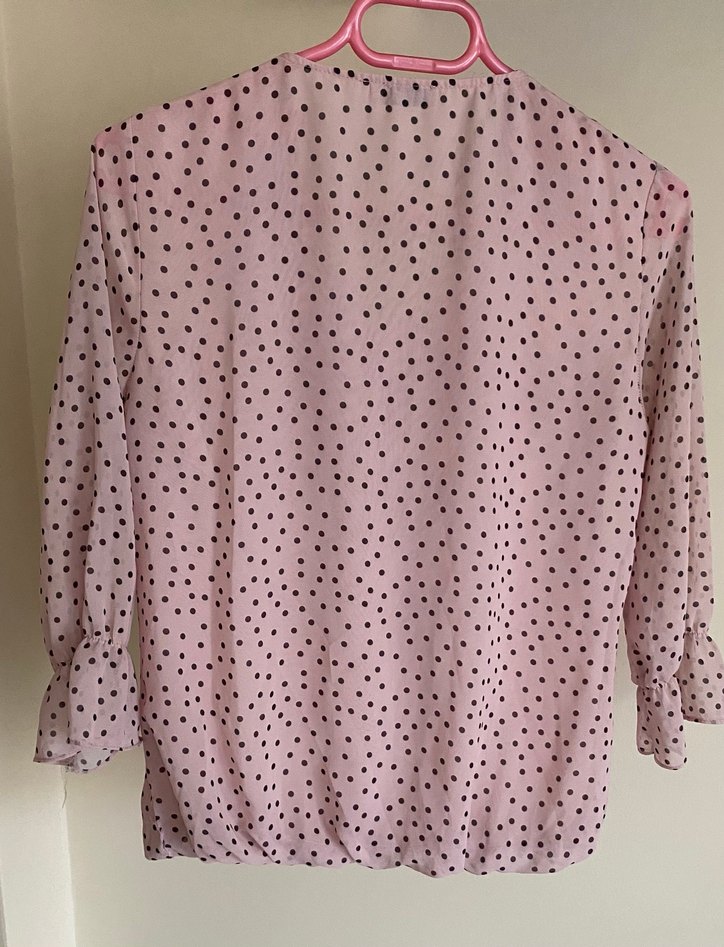 Puantiyeli Pembe V Yaka Fırfırlı Kadın Bluz - Görsel 4