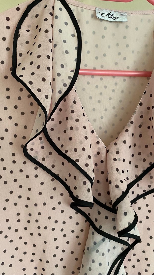 Puantiyeli Pembe V Yaka Fırfırlı Kadın Bluz - Görsel 3