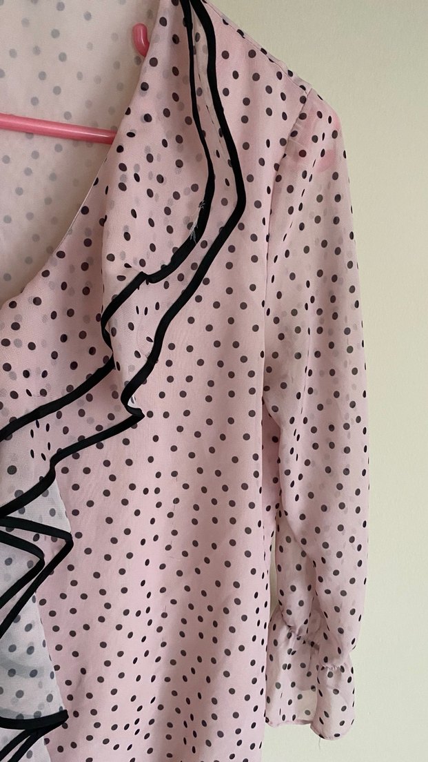 Puantiyeli Pembe V Yaka Fırfırlı Kadın Bluz - Görsel 2