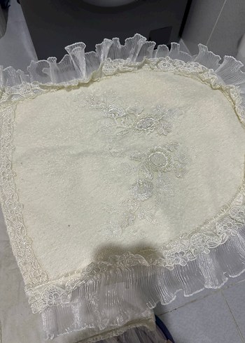  Beden Dantel Detaylı Krem Renkli Banyo Klozet Takımı