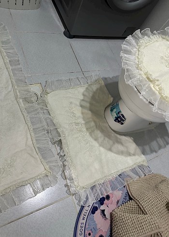 Dantel Detaylı Krem Renkli Banyo Klozet Takımı