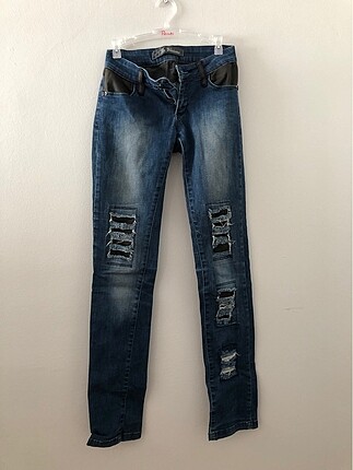 Yırtık detaylı jean