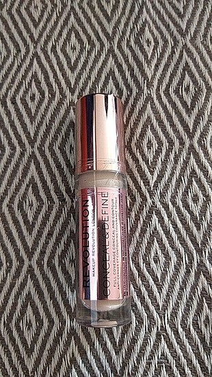 REVOLUTION CONCEALER