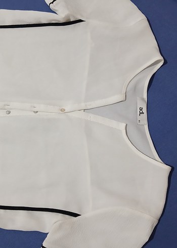 Düğmeli V Yakalı Beyaz Kadın Gömlek - Görsel 2