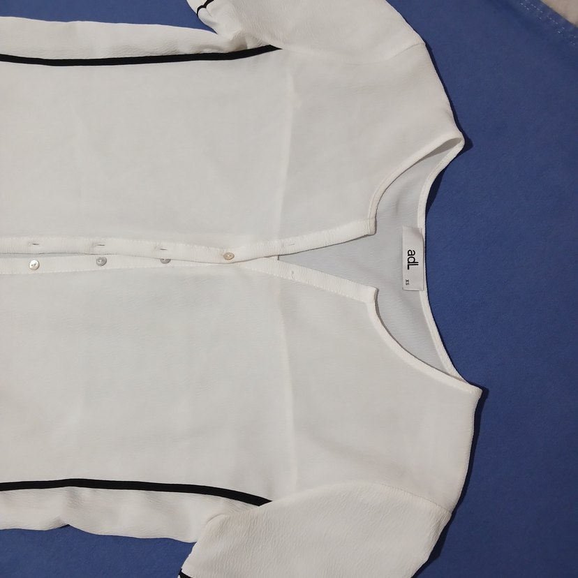 Düğmeli V Yakalı Beyaz Kadın Gömlek - Görsel 2