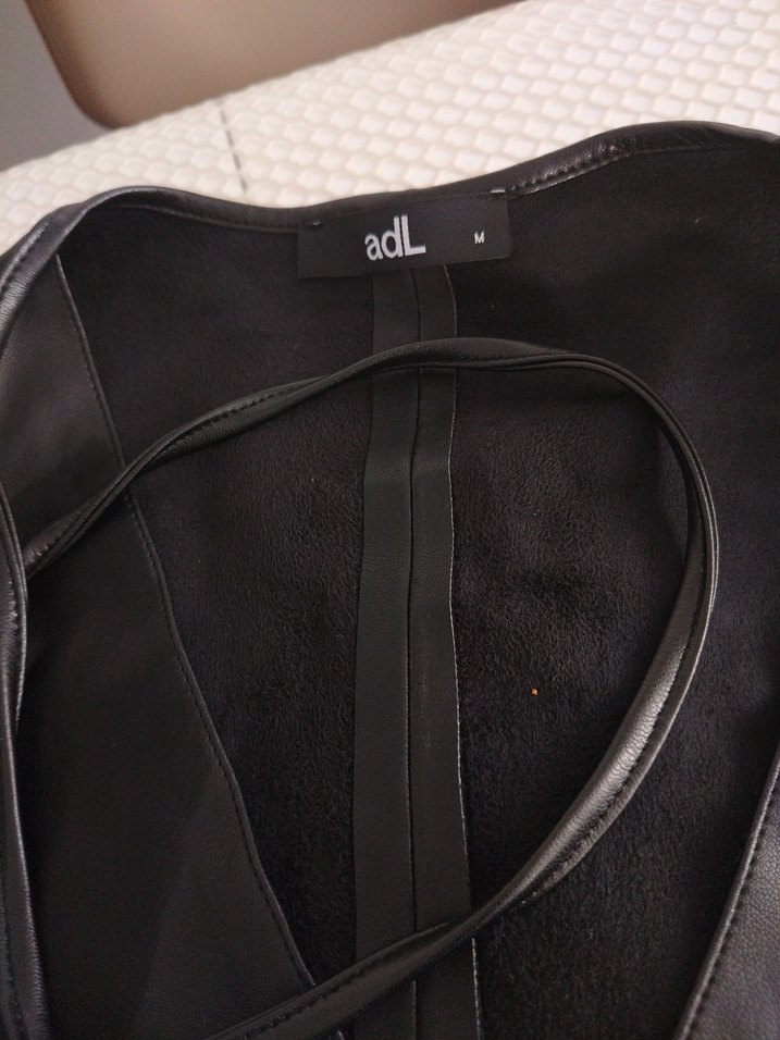 Siyah Deri Uzun Kollu V Yakalı kısa elbise
yanlarda cep var - Görsel 4