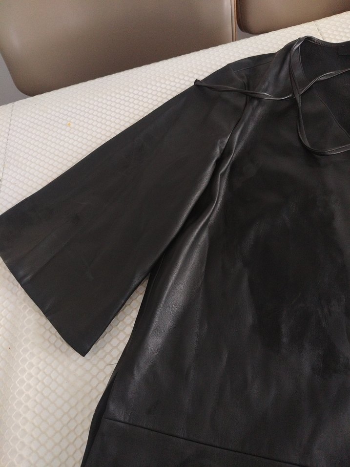 Siyah Deri Uzun Kollu V Yakalı kısa elbise
yanlarda cep var - Görsel 5