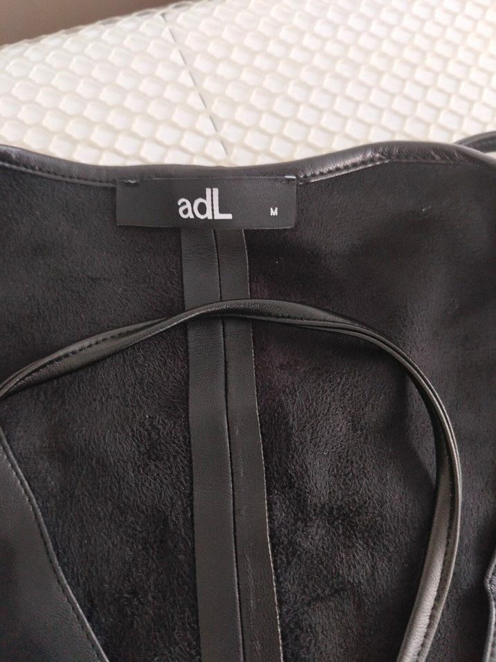 Siyah Deri Uzun Kollu V Yakalı kısa elbise
yanlarda cep var - Görsel 3