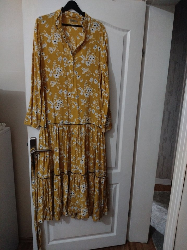Çiçek Desenli Sarı  Elbise
resim de belli az defosu var - Görsel 2