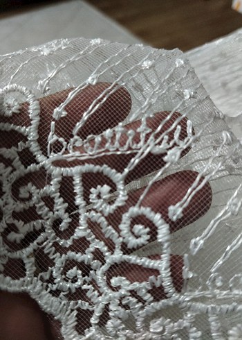 Beyaz tül 
iki yerinde açılma var resimde belli - Görsel 3