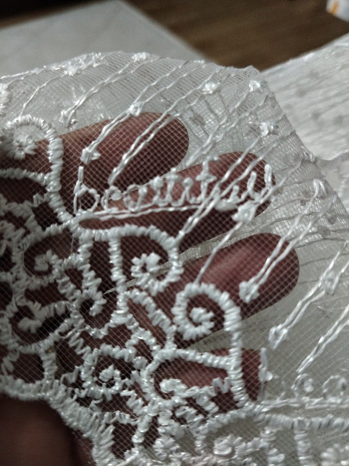 Beyaz tül 
iki yerinde açılma var resimde belli - Görsel 3