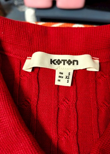 Kısa Kollu Düğmeli Kırmızı hırka
Boyu 50 - Görsel 3