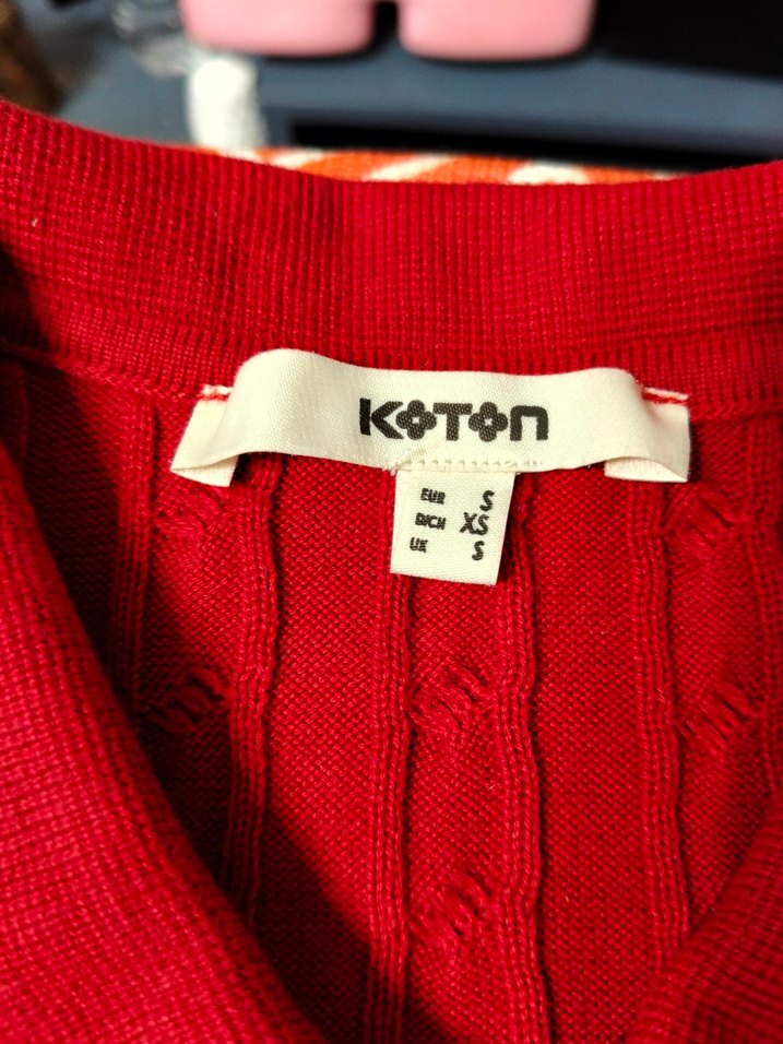 Kısa Kollu Düğmeli Kırmızı hırka
Boyu 50 - Görsel 3