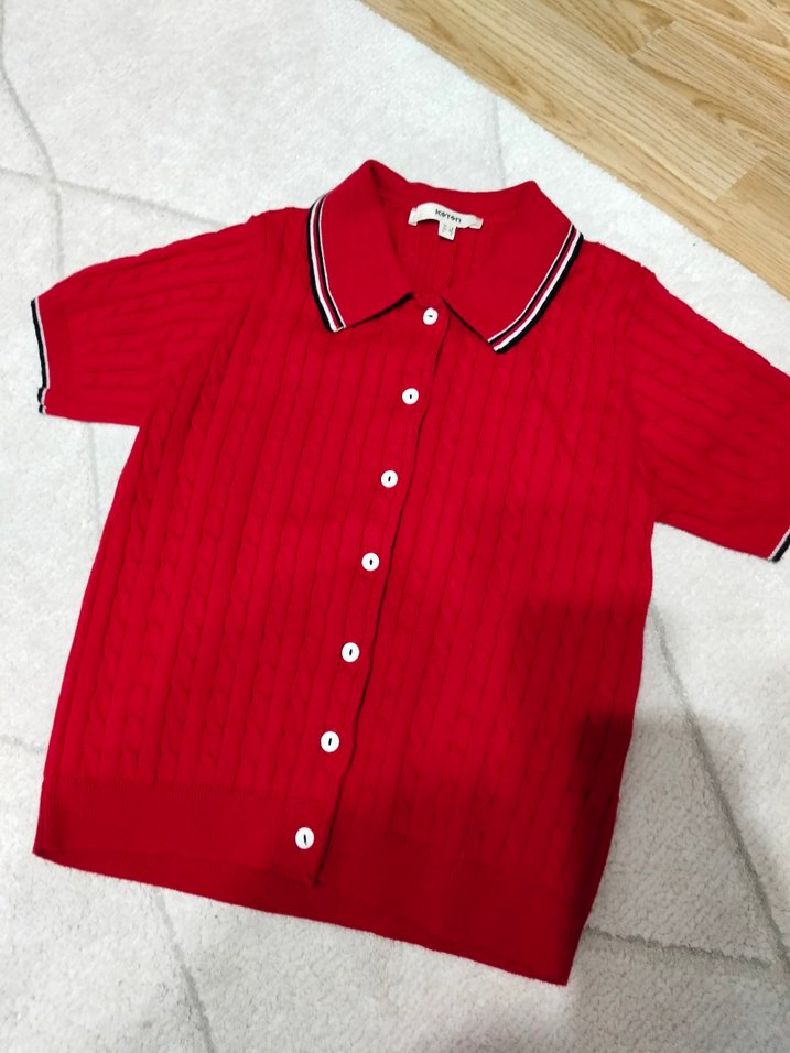 Kısa Kollu Düğmeli Kırmızı hırka
Boyu 50 - Görsel 2