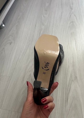 38 Beden Yılan Desenli Siyah Topuklu Terlik