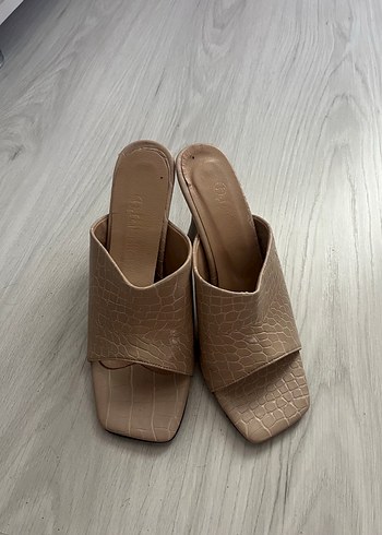 Bej Minimalist Kadın Terlikler
