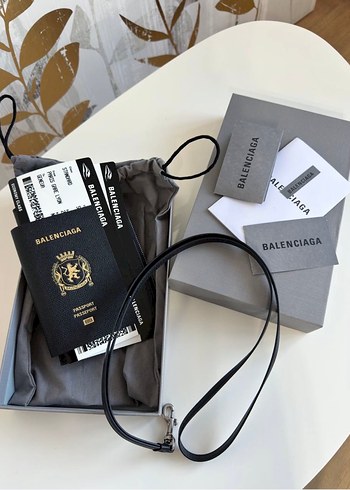 Balenciaga deri Passport Phone Wallet - Görsel 3