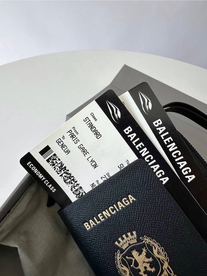 Balenciaga deri Passport Phone Wallet - Görsel 4