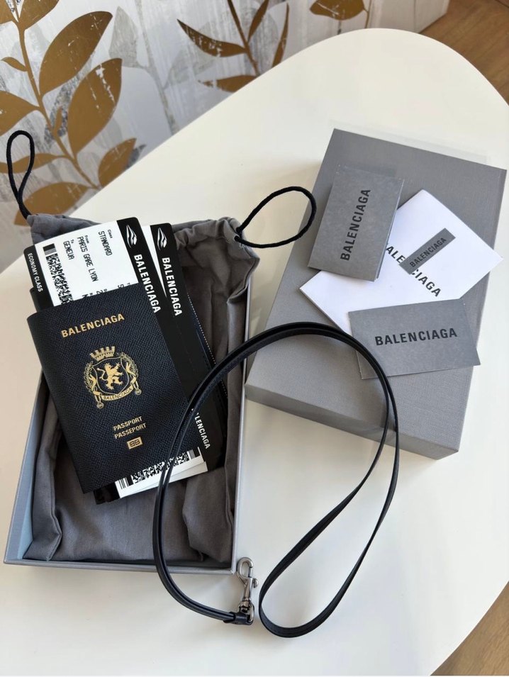 Balenciaga deri Passport Phone Wallet - Görsel 3